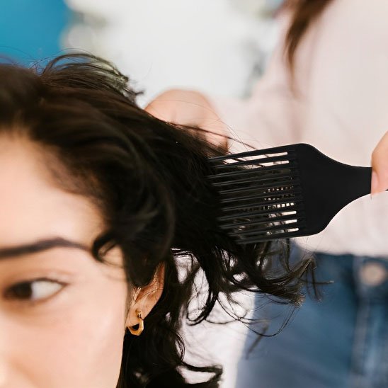 Afro peigne DémelCrépusPro en action sur cheveux texturés Démêlage doux