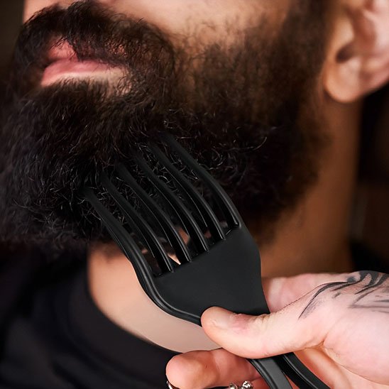 Afro peigne TexturPro homme utilisant pour démêler sa barbe texturée