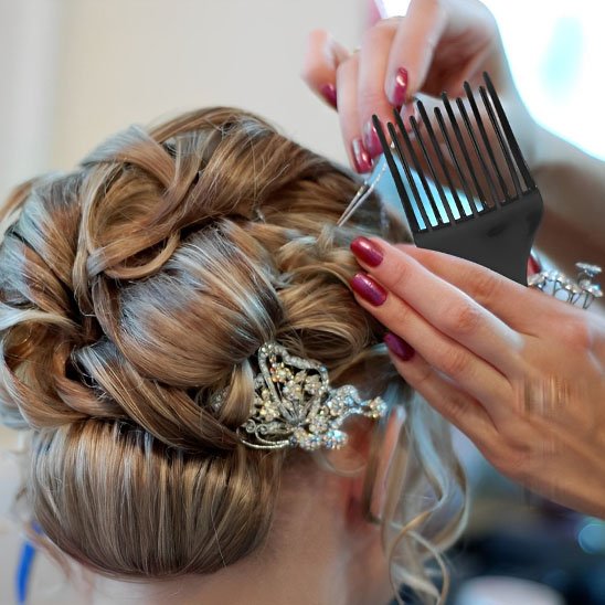 Afro peigne TexturPro utilisé pour créer  coiffure  mariage élégante