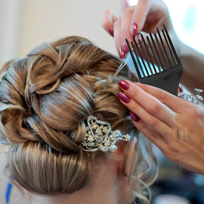 Afro peigne TexturPro utilisé pour créer  coiffure  mariage élégante