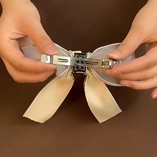 Barrette cheveux argentée premium design adaptable facilement minimaliste intemporel