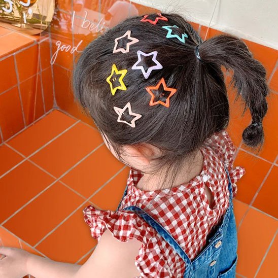 Barrette cheveux étoilées dorées dans coiffure enfant cheveux attachés