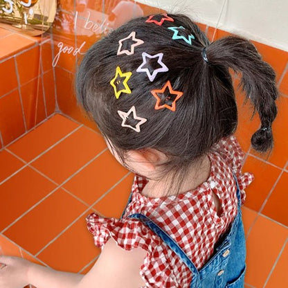 Barrette cheveux étoilées dorées dans coiffure enfant cheveux attachés