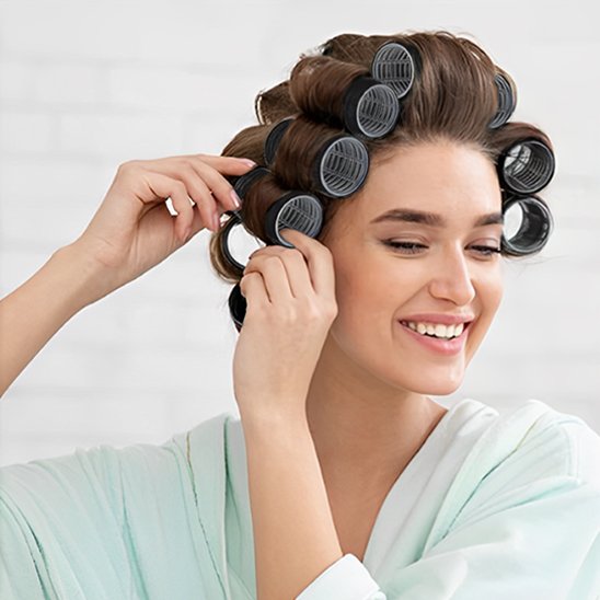 Bigoudis auto-agrippants sans chaleur femme retirant rouleaux facilement