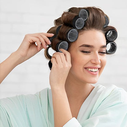 Bigoudis auto-agrippants sans chaleur femme retirant rouleaux facilement