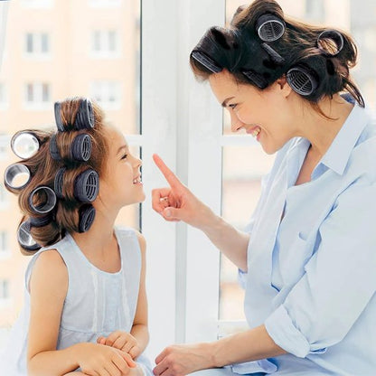 Bigoudis auto-agrippants utilisés par femme fillette souriantes coiffure maison