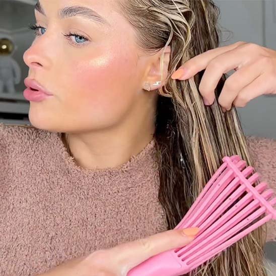 Brosse à cheveux démêlante cheveux bouclés utilisation sur cheveux mouillés