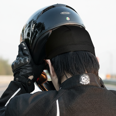 Casquette Respirante Cheveux Sport noire portée sous casque moto 