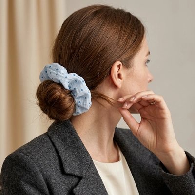 Chouchou Cheveux Fleuri & Pois bleu - chignon élégant profil