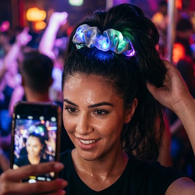 Chouchou Cheveux LED porté en haut chignon selfie soirée