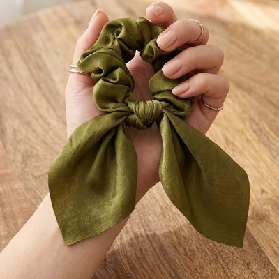 Chouchou pour cheveux Élégance Protectrice nœud satiné doux en main
