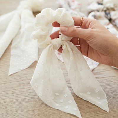 Chouchou pour les Cheveux Douceur modèle blanc à pois  