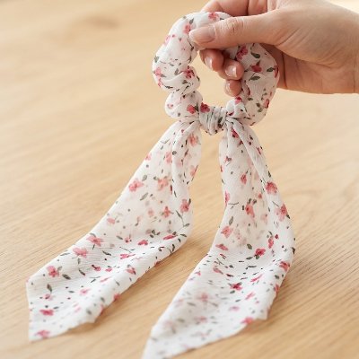 Chouchou pour les Cheveux Douceur modèle fleuri rose rubans pointus