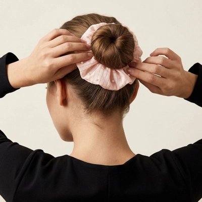 Chouchou pour les cheveux Élégance Plissée femme chignon dos