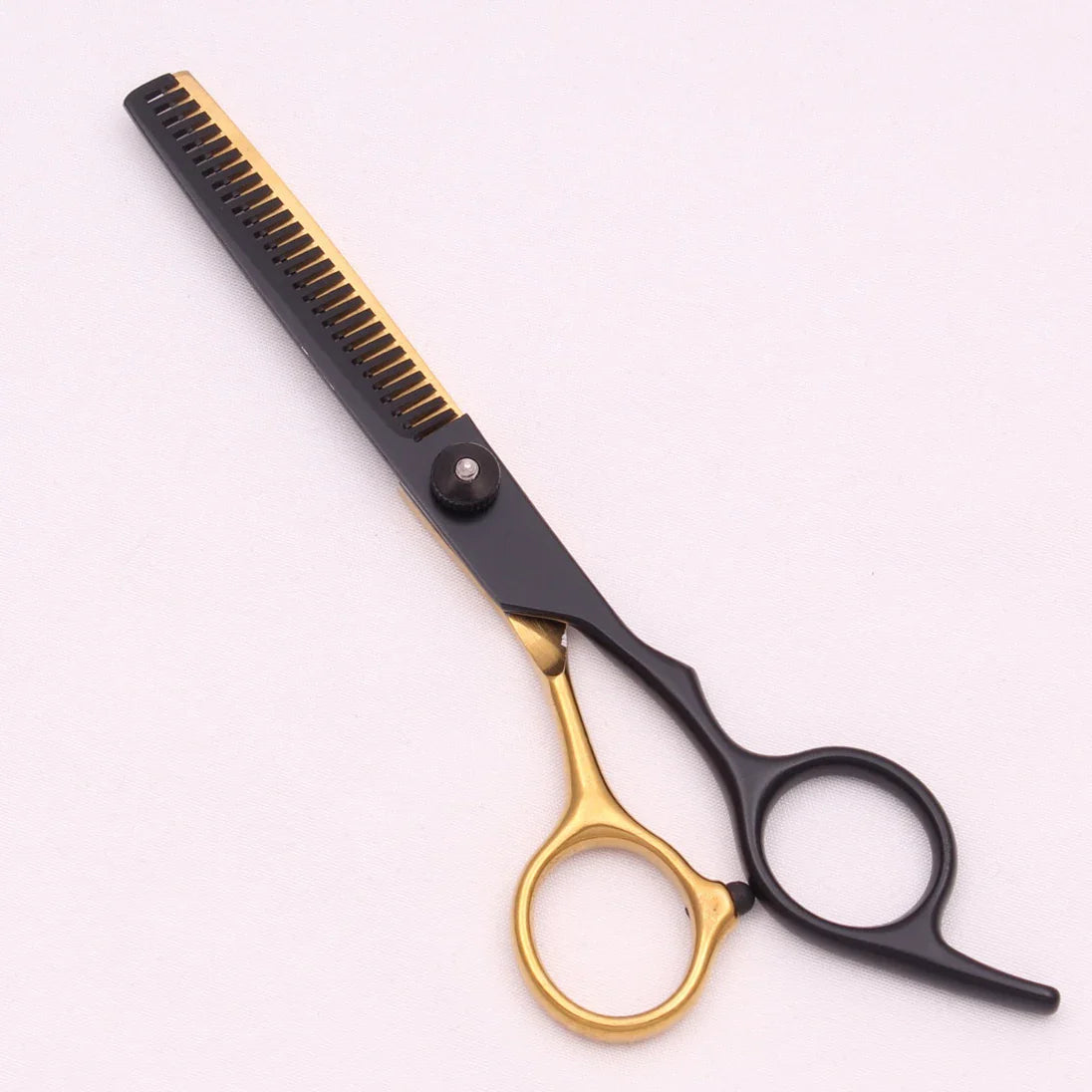 Ciseaux cheveux coupes nettes et soignées