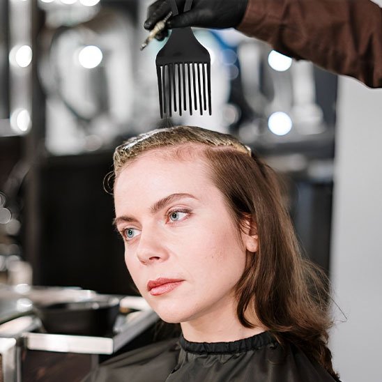 Coiffeur professionnel utilisant afro peigne  TexturPro en salon