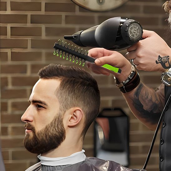 Coiffeur utilisant brosse cheveux bouclés double face coiffage homme professionnel