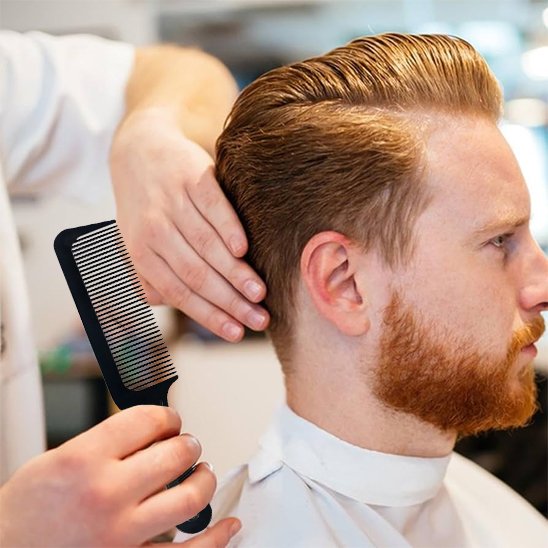 Coiffeur utilisant peigne Plat PetitDouceur noir sur cheveux homme 
