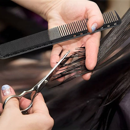 Coiffeur utilisant peigne Pro-Duo pour coupe pointe cheveux 