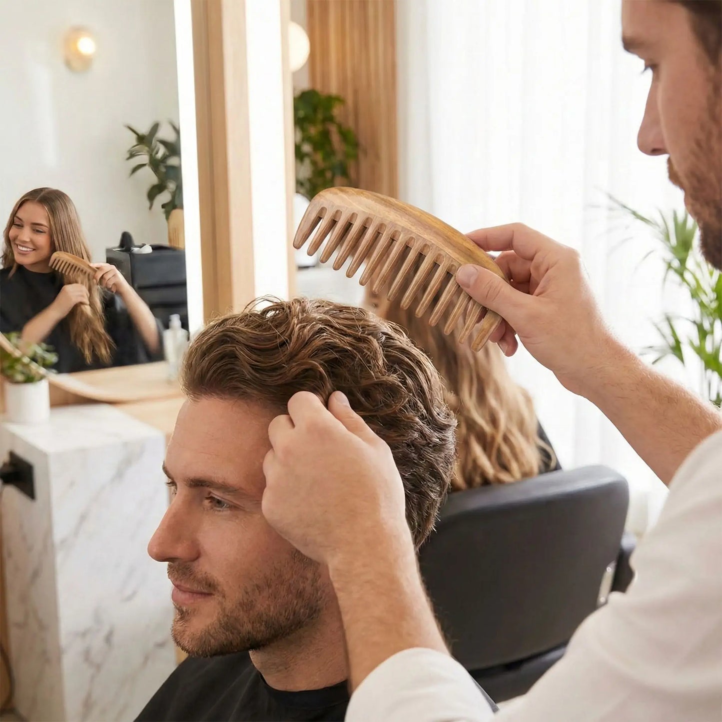 Coiffeur utilisant peigne bois SantalPur salon professionnel