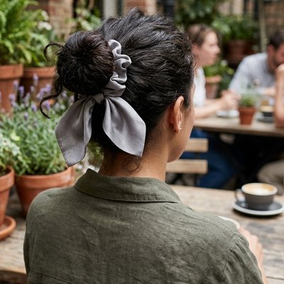 Coiffure quotidienne terrasse café Chouchou  pour cheveux Élégance Protectrice  