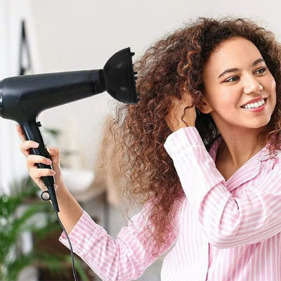 Diffuseur seche cheveux BouclePro  femme souriante boucles naturelles definies