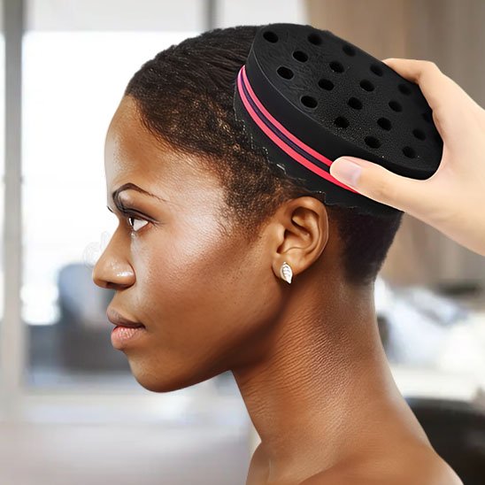 Femme appliquant afro brosse BouclePro sur cheveux courts coiffure naturelle