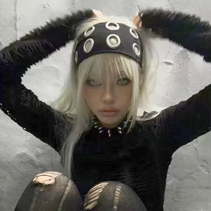 Femme style gothique portant bandeau Lolita œillets argentés Steampunk