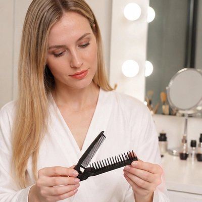 Femme tenant peigne pliable 2-en-1 démêlant