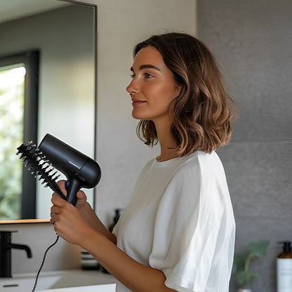 Femme utilisant brosse cheveux bouclés double face pour sécher cheveux 