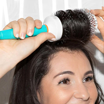 Femme utilisant brosse cheveux bouclés rouleaux douceur définir boucles naturelles