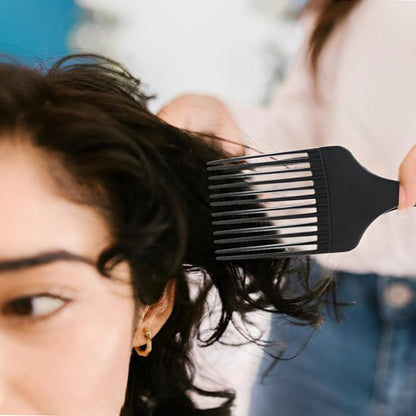 Femme utilisant peigne pick VintageOil démêlage cheveux longs