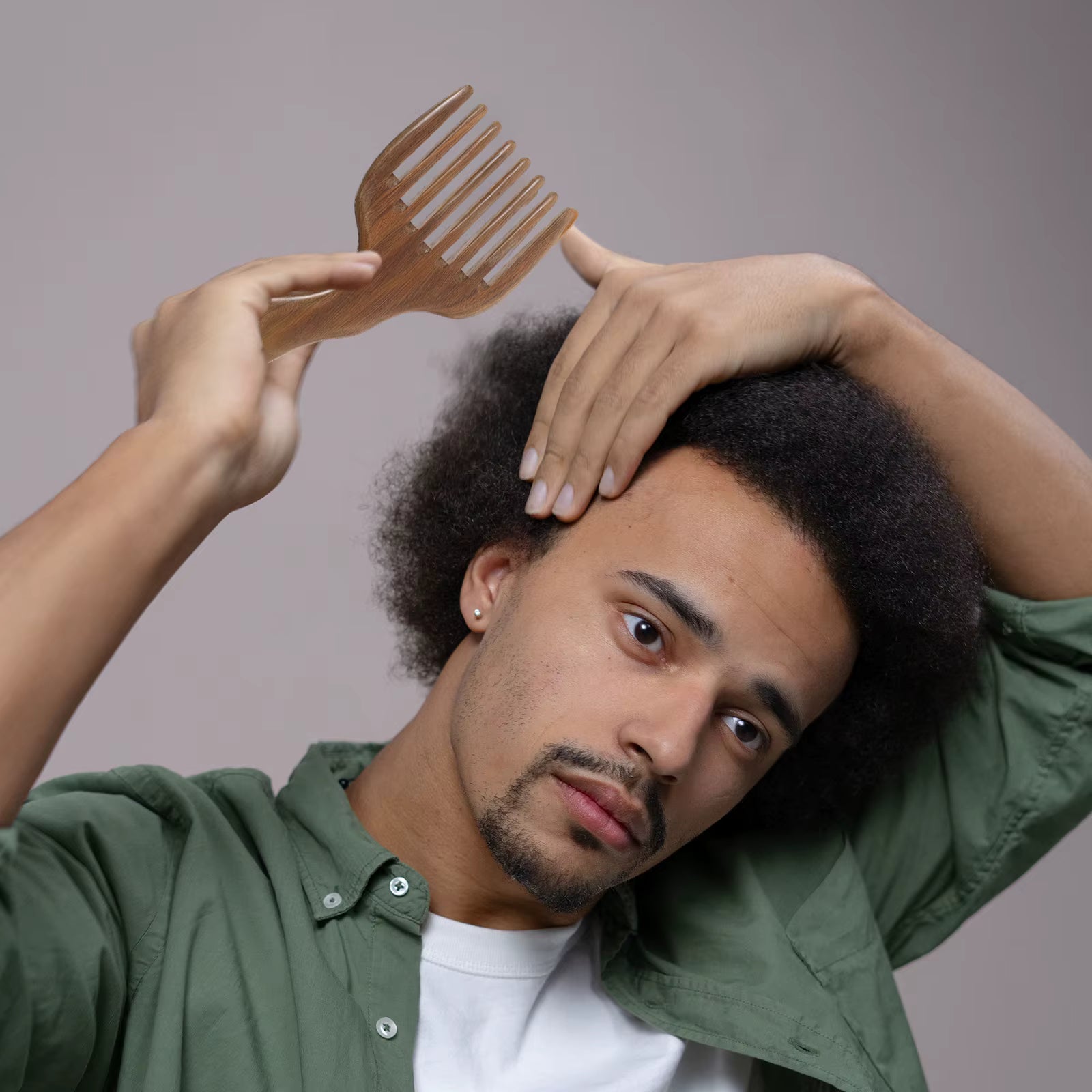 Homme démêlant cheveux bouclés peigne Afro BoisSantal