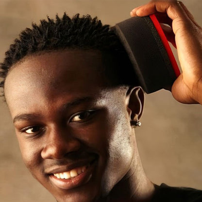 Homme souriant avec afro brosse BouclePro curl definition cheveux naturels