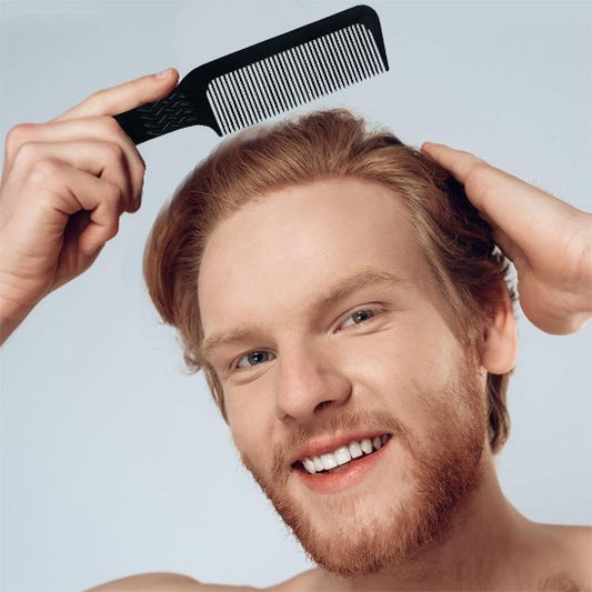 Homme souriant utilisant peigne plat PetitDouceur pour coiffage résultat impeccable