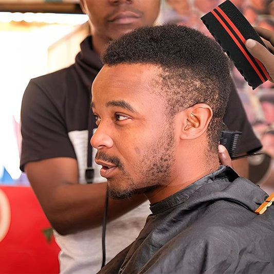 Homme utilisant afro brosse BouclePro double face définir boucles cheveux crépus