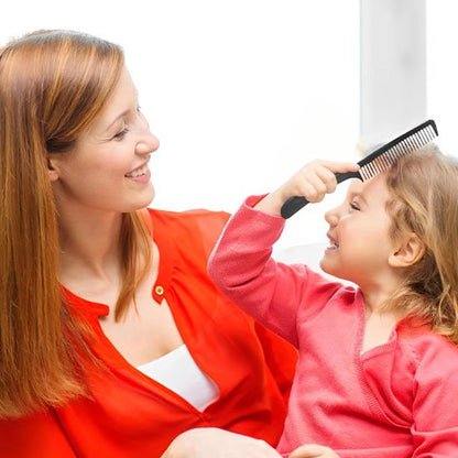 Maman assiste fille coiffant avec peigne VintageOil famille