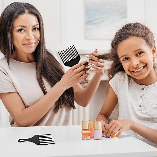 Mère coiffant cheveux fille avec  afro peigne TexturPro démêlant
