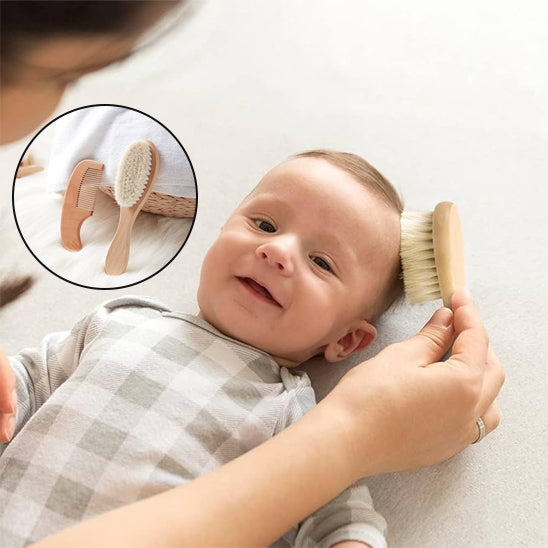 Parent utilisant brosse cheveux en laine naturelle sur cheveux fins bébé 