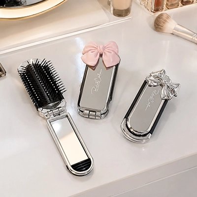 Peigne Cheveux Pliable Nœud Décoratif 3 modèles sur coiffeuse argentée