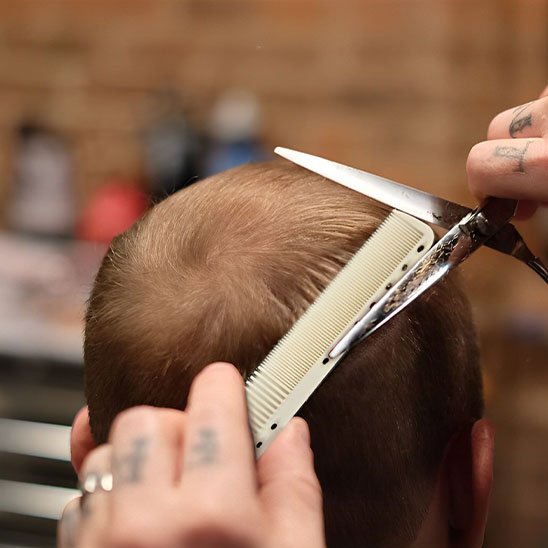 Peigne Pro-Duo coiffeur blanc double denture isolé