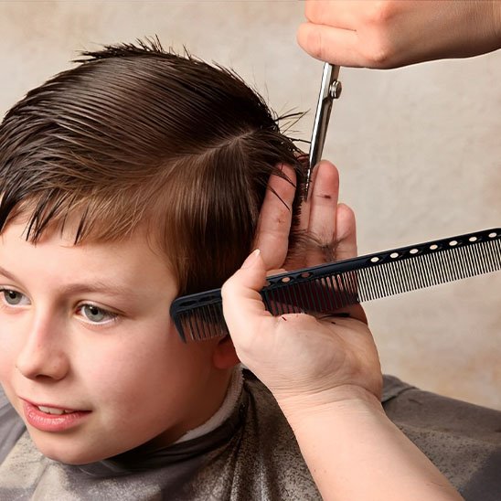 Peigne Pro-Duo coiffeur guidant ciseaux pour coupe enfant