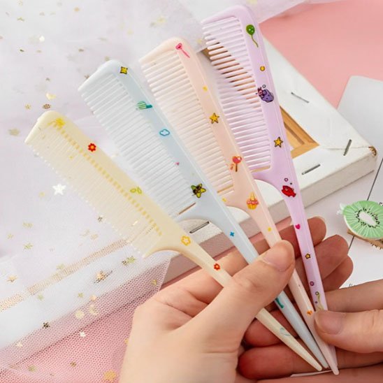 Peignes DemelJunior avec différents motifs tenus en main