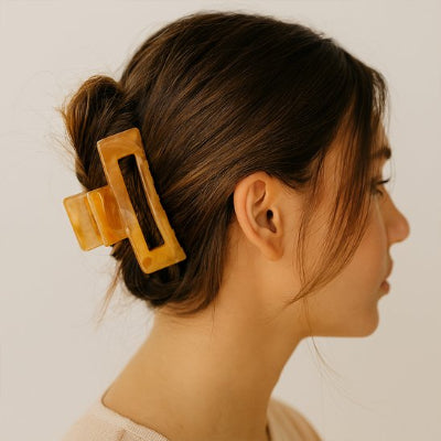 Pince Cheveux-Crabe Marbrée Caramel ambré, chignon bas profil