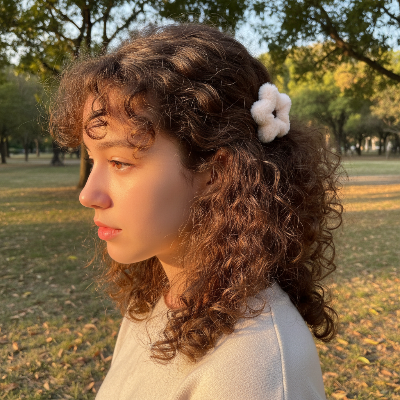 Pince Étoile Peluche sur cheveux bouclés look extérieur