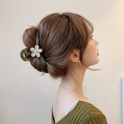 Pince à Cheveux Fleur Blanche cheveux fins en chignon