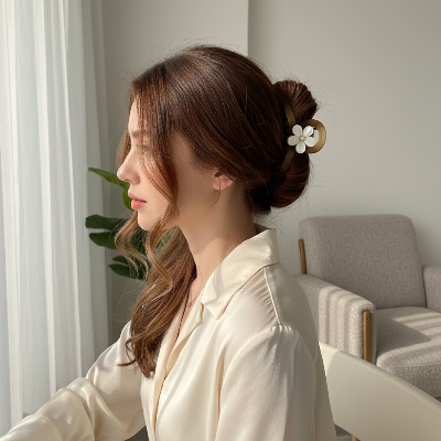 Pince à Cheveux Fleur Blanche  cheveux ondulés relevés