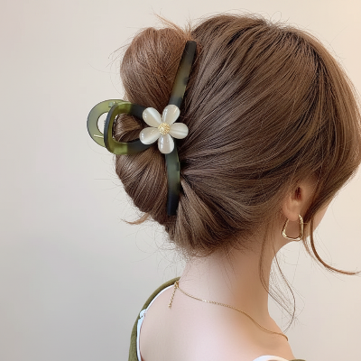 Pince à Cheveux Fleur Blanche coiffure chignon coloris vert