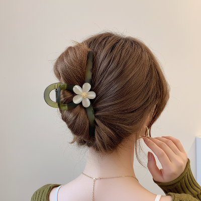 Pince à Cheveux Fleur Blanche updo cheveux bouclés