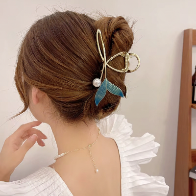 Pince à Cheveux Nageoire Nacrée vert chignon bas 